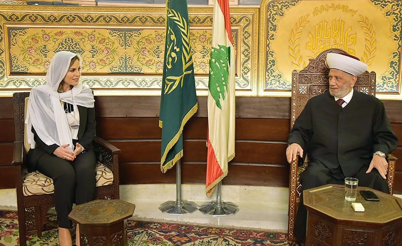مفتي لبنان الشيخ عبداللطيف دريان مستقبلا وزيرة الاعلام منال عبد الصمد في دار الفتوى	(محمود الطويل)