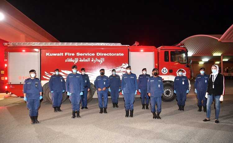 11الزميلة آلاء خليفة مع اللواء محمد الشطي وفريق الإطفاء (قاسم باشا)