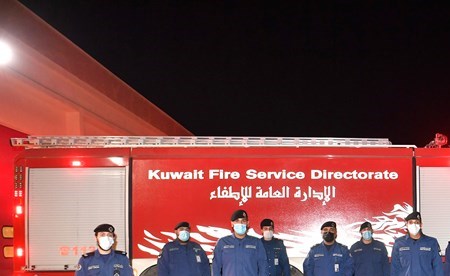 11الزميلة آلاء خليفة مع اللواء محمد الشطي وفريق الإطفاء (قاسم باشا)