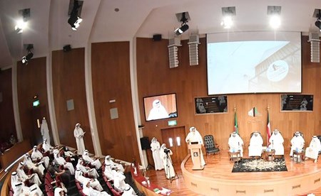 جانب من الاجتماع النيابيالحكومي الذي عقد في مجلس الأمة أمس ويبدو سمو رئيس مجلس الوزراء الشيخ صباح الخالد متحدثا إلى النواب