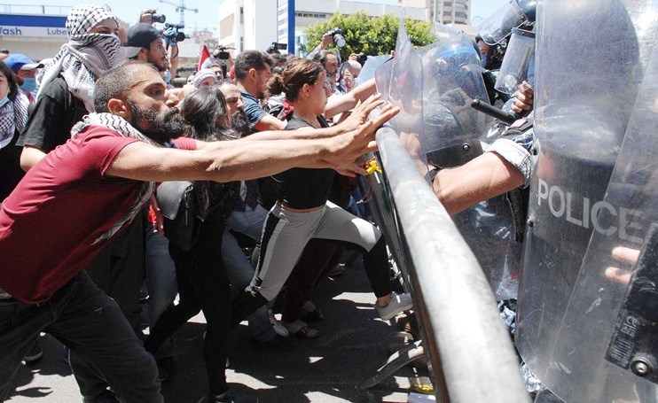 اشتباك المحتجين مع قوات الامن قرب قصر الاونيسكو تزامنا مع انعقاد الجلسة التشريعية رفضا لتمرير العفو العام	 (محمود الطويل)