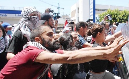 اشتباك المحتجين مع قوات الامن قرب قصر الاونيسكو تزامنا مع انعقاد الجلسة التشريعية رفضا لتمرير العفو العام (محمود الطويل)