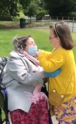 بالفيديو.. لقاء مؤثر بين امرأة تعاني من متلازمة داون مع والدتها بعد غياب