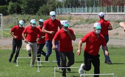 شاهد.. فريق "مهام خاصة" للقبض على الأضاحي الهاربة في تركيا.. بنادق تخدير وطائرة مسيّرة