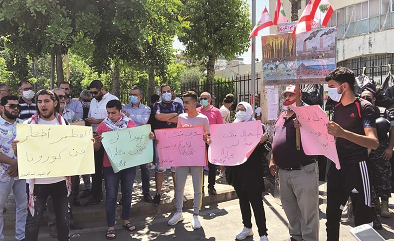 صيدا تنتفض وأنا مستقل في وقفة أمام بلدية صيدا تحت شعار لن تصبح صيدا بديلا من كل مطمر يمتلئ	 (محمود الطويل)