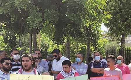 صيدا تنتفض وأنا مستقل في وقفة أمام بلدية صيدا تحت شعار لن تصبح صيدا بديلا من كل مطمر يمتلئ (محمود الطويل)