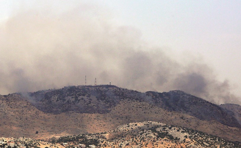 الدخان يتصاعد من منطقة مزارع شبعا نتيجة القصف الاسرائيلي 	(رويترز)