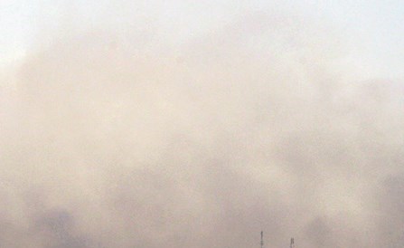 الدخان يتصاعد من منطقة مزارع شبعا نتيجة القصف الاسرائيلي (رويترز)