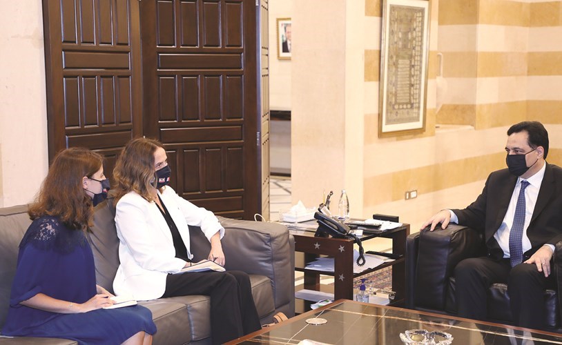 رئيس الحكومة حسان دياب مستقبلا وفدا من السفارة الفرنسية برئاسة القائمة بالأعمال سالينا غرونيت كاتالانو والمستشارة إيناس بن كريم (محمود الطويل)