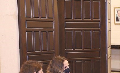 رئيس الحكومة حسان دياب مستقبلا وفدا من السفارة الفرنسية برئاسة القائمة بالأعمال سالينا غرونيت كاتالانو والمستشارة إيناس بن كريم (محمود الطويل)