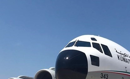 طائرة القوة الجوية الكويتية لدى نقلها شحنة المساعدات إلى لبنان