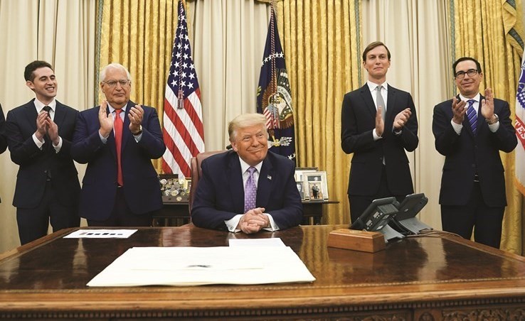 مستشارو الرئيس الاميركي دونالد ترامب وأعضاء إدارته يصفقون بعد اعلانه التوصل الى اتفاق سلام بين الامارات واسرائيل	(رويترز)