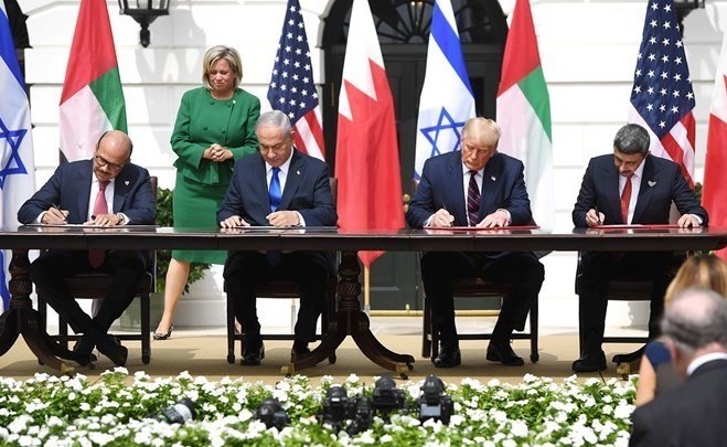 وزير الخارجية الاماراتي الشيخ عبد الله بن زايد والرئيس الاميركي دونالد ترامب ورئيس الوزراء الاسرائيلي بنيامين نتنياهو ووزير الخارجية البحريني عبد اللطيف الزياني يوقعون اتفاقية ابراهيم الرباعية	 (أ.ف.پ)