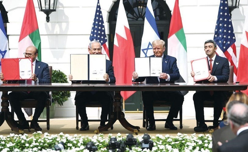 وزير الخارجية الاماراتي الشيخ عبد الله بن زايد والرئيس الاميركي دونالد ترامب ورئيس الوزراء الاسرائيلي بنيامين نتنياهو ووزير خارجية البحرين عبداللطيف الزياني يرفعون «وثيقة ابراهيم» للسلام بعد توقيعها (أ.ف.پ)