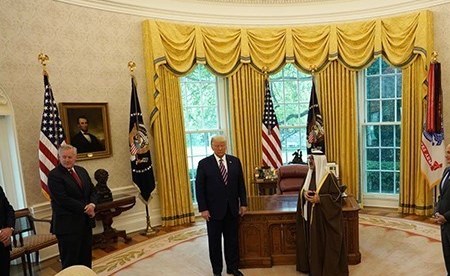 الرئيس الأميركي يمنح وسام الاستحقاق العسكري برتبة قائد أعلى لسمو الأمير