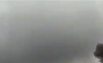 أعمدة الدخان تتصاعد عقب الانفجار في عين قانا الجنوبية (محمود الطويل)