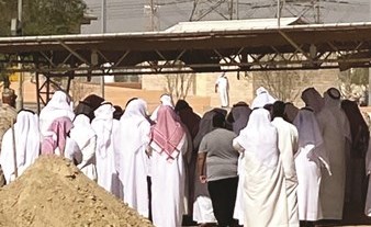 جموع من المواطنين والمقيمين يشاركون في تشييع جثمان الداعية الشيخ د.فلاح مندكار