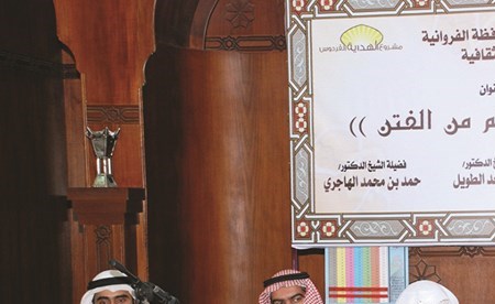 د.مندكار خلال مشاركته بندوة دينية بعنوان موقف المسلم من الفتن