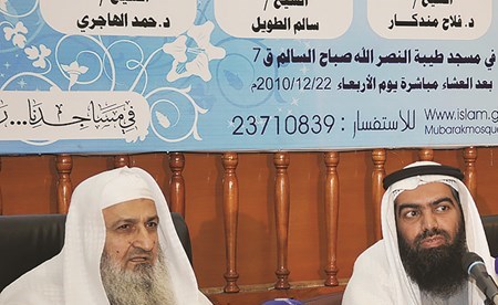 الفقيد رحمه الله مع سالم الطويل ود.حمد الهاجري خلال إحدى الندوات الدينية