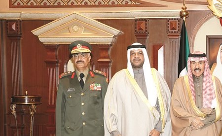 صاحب السمو الأمير الشيخ نواف الأحمد خلال استقباله الشيخ أحمد المنصور والفريق الركن الشيخ خالد الصالح الصباح