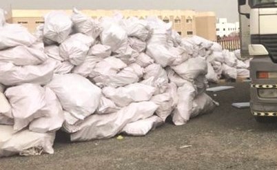 أكياس مخصصة لتجميع المادة تمهيدا لنقلها في أحد المواقع