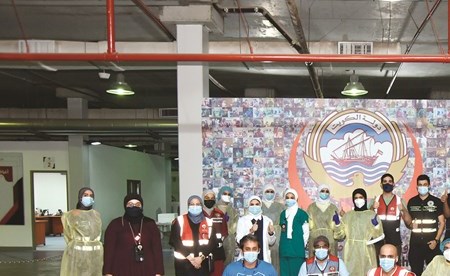 صورة تذكارية تجمع د.حسن عاشور والعاملين في مركز صبحان للفحص السريع والزميل عبدالكريم العبدالله (محمد هنداوي)