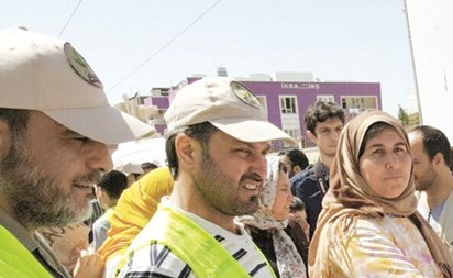 الراحل خلال توزيعه المساعدات لبعض الاسر السورية المهجرة