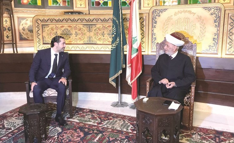 مفتي لبنان الشيخ عبداللطيف دريان مستقبلا الرئيس المكلف سعد الحريري في دار الفتوى أمس	(محمود الطويل)