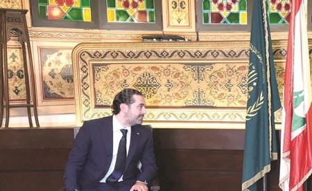 مفتي لبنان الشيخ عبداللطيف دريان مستقبلا الرئيس المكلف سعد الحريري في دار الفتوى أمس (محمود الطويل)