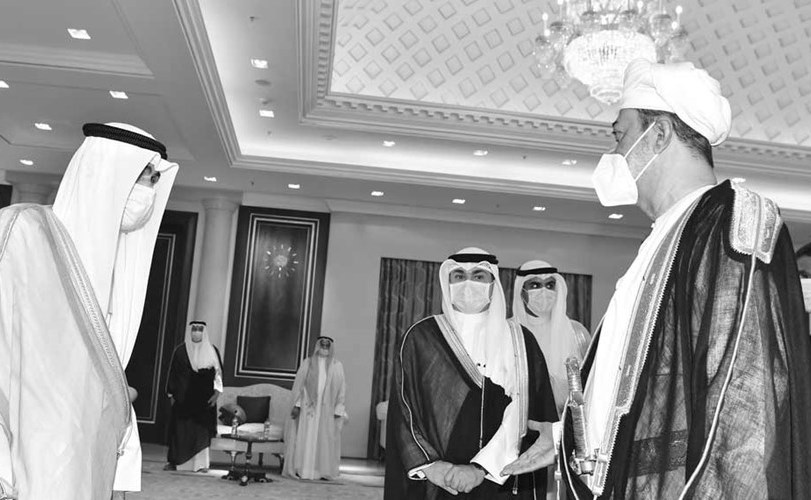  صاحب السمو الأمير الشيخ نواف الأحمد يتلقى العزاء من السلطان هيثم بن طارق سلطان عُمان