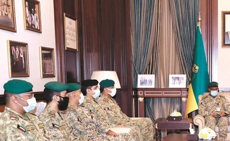 جانب من لقاء الشيخ مشعل الأحمد بالقادة والضباط المعزين