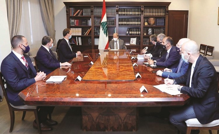 الرئيس العماد ميشال عون خلال استقباله في بعبدا وفدا من شركة الفاريز ومارسال للتدقيق الجنائي 	(محمود الطويل)