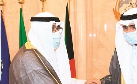 صاحب السمو الأمير الشيخ نواف الأحمد مصافحا سمو ولي العهد الشيخ مشعل الأحمد