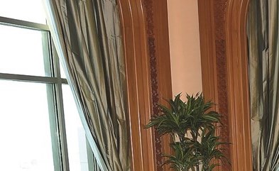 صاحب السمو الأمير الشيخ نواف الأحمد مستقبلا صاحب السمو الملكي الأمير تركي بن محمد بن فهد بن عبدالعزيز