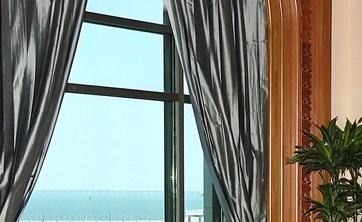 صاحب السمو الأمير الشيخ نواف الأحمد مستقبلا وزير الداخلية ووزير الدولة لشؤون مجلس الوزراء أنس الصالح