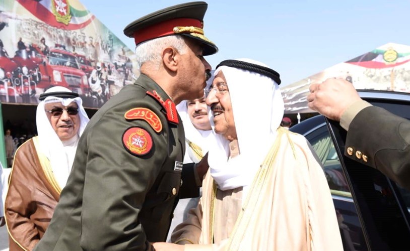 قبلة على رأس المغفور له بإذن الله سمو الأمير الراحل الشيخ صباح الأحمد من الفريق أول ركن متقاعد محمد الخضر