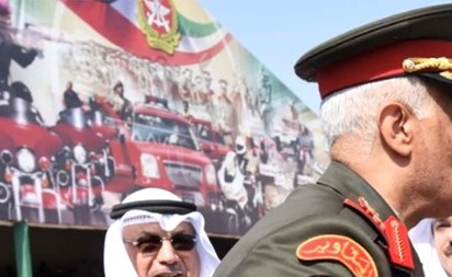 قبلة على رأس المغفور له بإذن الله سمو الأمير الراحل الشيخ صباح الأحمد من الفريق أول ركن متقاعد محمد الخضر