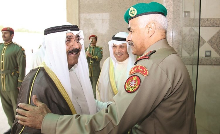 حديث باسم بين سمو ولي العهد الشيخ مشعل الأحمد والفريق أول ركن متقاعد محمد الخضر