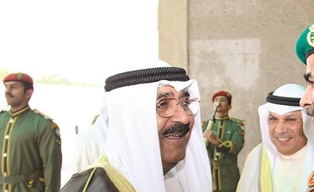 حديث باسم بين سمو ولي العهد الشيخ مشعل الأحمد والفريق أول ركن متقاعد محمد الخضر