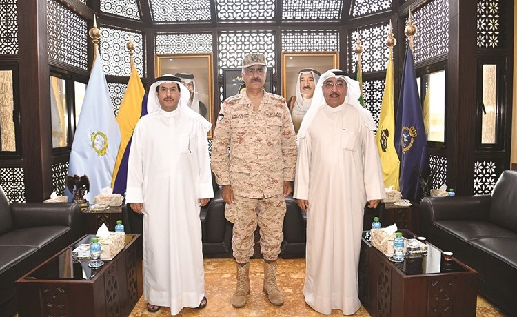 الفريق أول ركن محمد خالد الخضر متوسطا الزميلين نائب رئيس التحرير عدنان خليفة الراشد وعبدالهادي العجمي	(قاسم باشا)