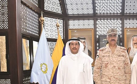 الفريق أول ركن محمد خالد الخضر متوسطا الزميلين نائب رئيس التحرير عدنان خليفة الراشد وعبدالهادي العجمي (قاسم باشا)