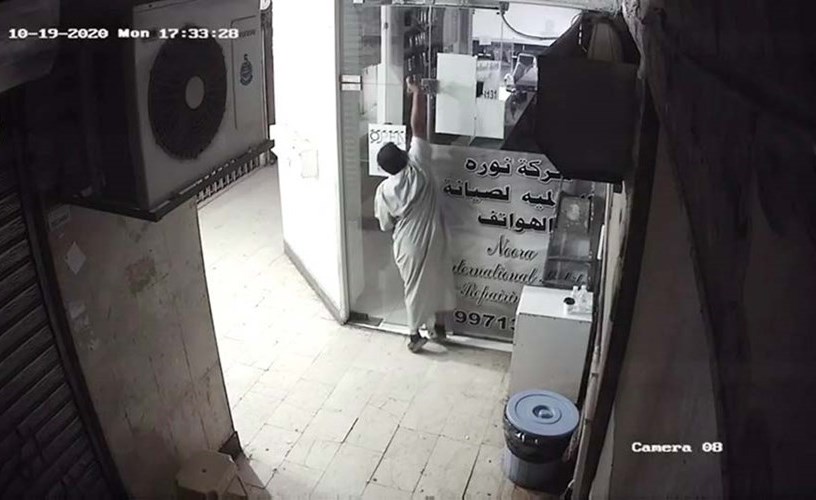 بالفيديو سقوط لص محل هواتف المنقف بعد إنفاق