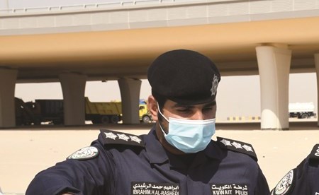رجلا مرور خلال تحرير مخالفات مرورية لعد الالتزام بالجانب الايمن من الطريق