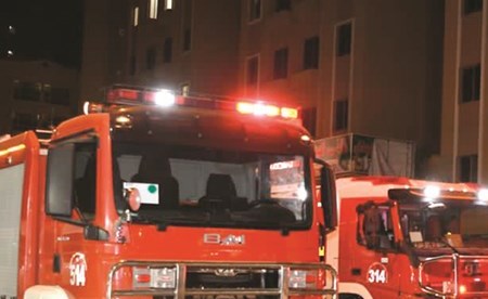 سيارات الإطفاء أسفل العمارة التي وقع فيها الحريق