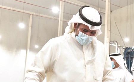 الشيخ عبدالله الأحمد يعاين منتجات إعادة التدوير (متين غوزال)