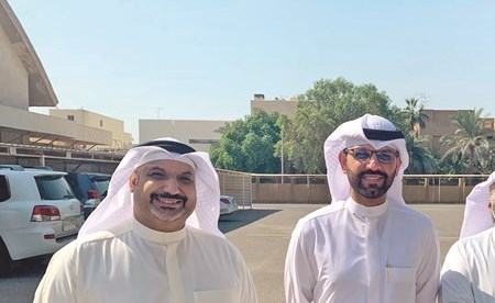 أسامة الزيد مع أعضاء لجنته الإعلامية بعد تسجيله في إدارة الانتخابات