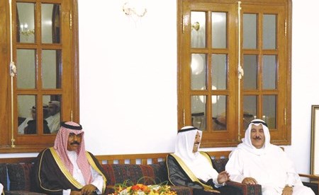 صاحب السمو الأمير الشيخ نواف الأحمد والمغفور لهما بإذن الله تعالى سمو الأمير الراحل الشيخ صباح الأحمد والعم علي المتروك