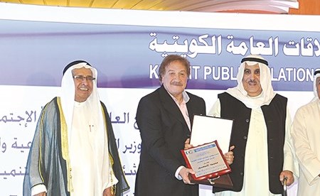 العم علي المتروك رحمه الله مع محمد المنصور وجمال النصراللهأثناء حفل التكريم الذي اقامته جمعية العلاقات العامة الكويتية