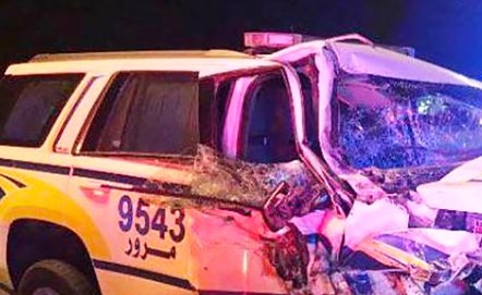 دورية المرور وقد تهشمت بفعل الاصطدام العنيف