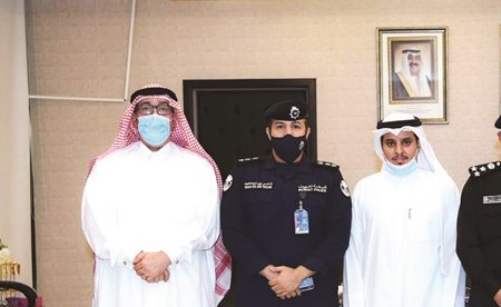 العميد توحيد الكندري متوسطا العقيد ناصر بوصليب والمحامي محمد العتيبي وعضو جمعية الصحافيين جاسم كمال وعضو جمعية الشفافية رشيد البراك